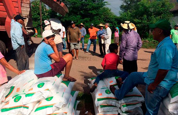 Timan a campesinos de Zirándaro y Arcelia con tarjetas de Bienestar Social