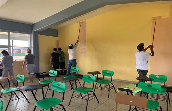 Embellecen con pintura aulas de escuela antorchista en Morelia