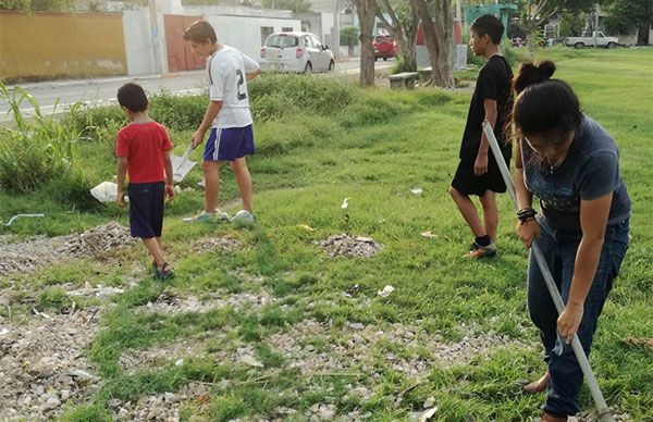 Jóvenes deportistas hacen faena en campo de fútbol