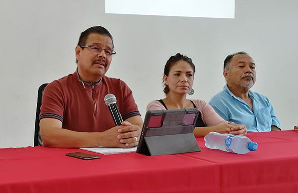 Líder antorchista conferencia a estudiantes colimenses