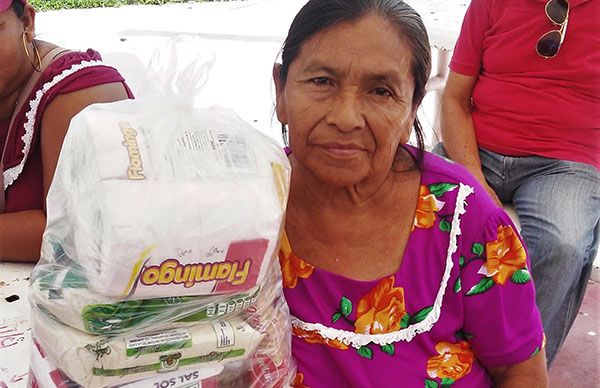 Antorchistas de la tercera edad de Champotón reciben despensas