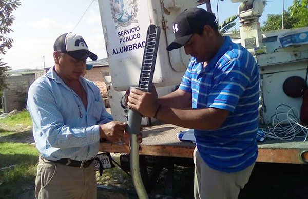 Colonos se benefician con 10 lámparas de iluminación a calles.