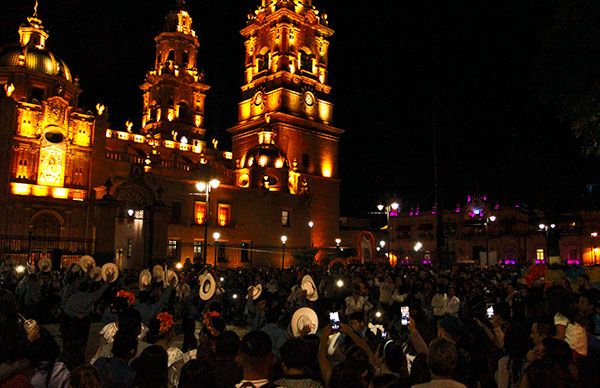 Sin apoyo gubernamental, jóvenes impulsan tradiciones 