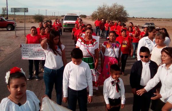 Participan antorchistas en desfile de la Revolución en La Y Griega 