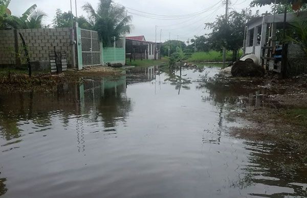 Habitantes de La Antorcha viven en el agua