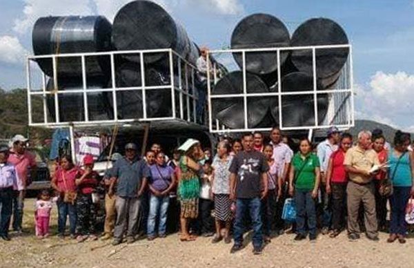 Entrega Antorcha tinacos a familias de La Montaña 