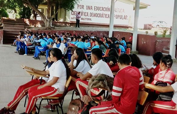 Los jóvenes deben atreverse a luchar y ser educadores del pueblo pobre: Héctor Enciso