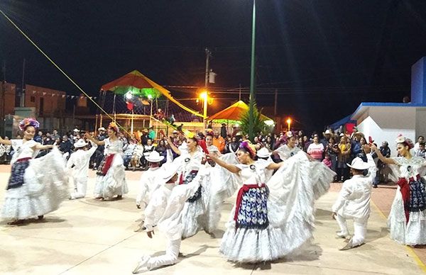 Ballet estatal antorchista lleva arte y cultural a fiesta patronal en Charo