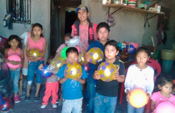 Antorcha lleva sonrisas a miles de niños de Chilapa 