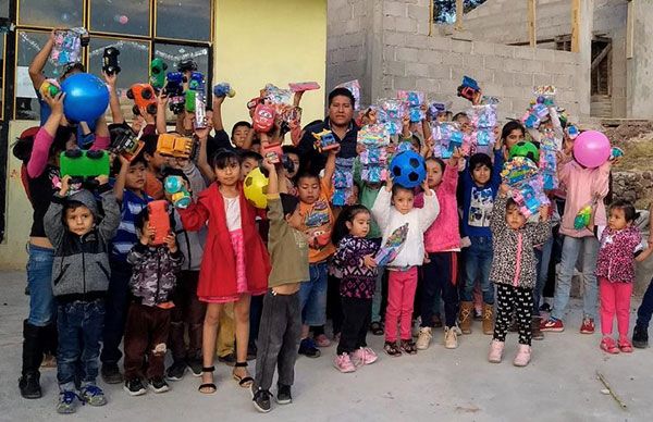 Antorcha lleva regalos y alegría a niños de Irimbo por el Día de Reyes