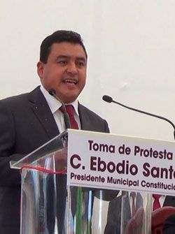 Con micrófono en mano, el edil zacapoaxteco amenaza y calumnia a Antorcha 