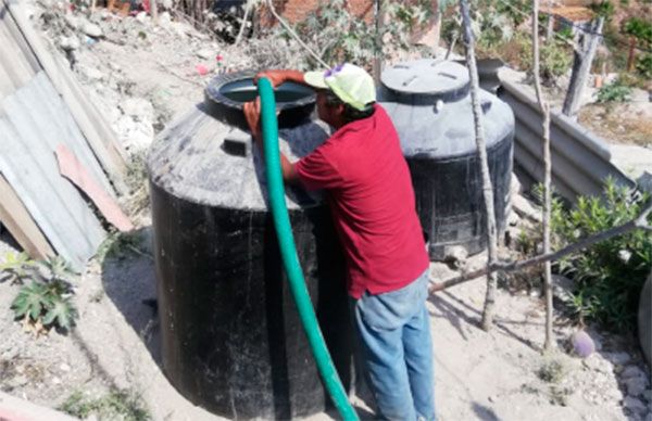 Llevan agua en pipas a colonos humildes de la Nueva Revolución