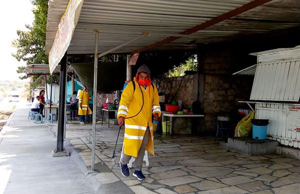 Sanitizan espacios públicos de comunidades subalternas de Tepexi de Rodríguez