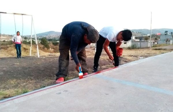 Rehabilitan vecinos cancha deportiva en colonia antorchista