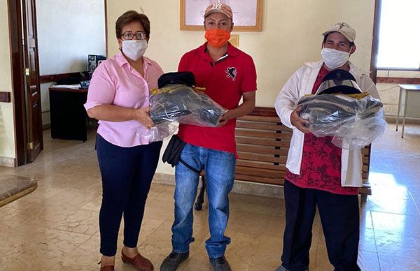 Ayuntamiento de Tepexi entrega uniformes a personal de limpia