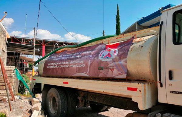 Realiza diputado distribución de agua a colonias de Izúcar