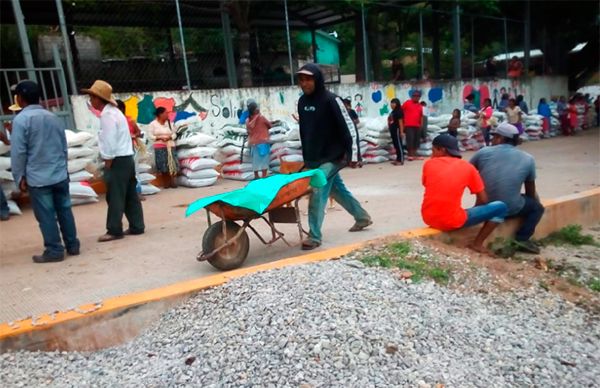 Avanza entrega de fertilizante a campesinos de Chilapa