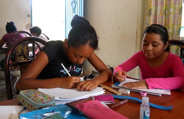 Imparte Antorcha taller de dibujo en zona norte de México 