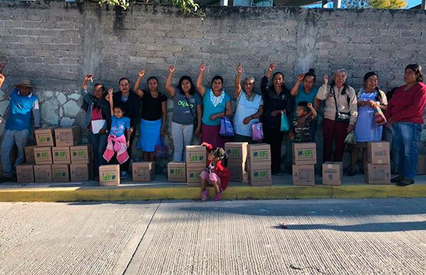 Reciben despensas familias humildes de pueblo de Chilapa