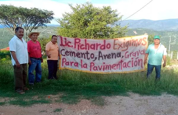 Colonos de El Palmar de Juquila exigen material para pavimentar su acceso