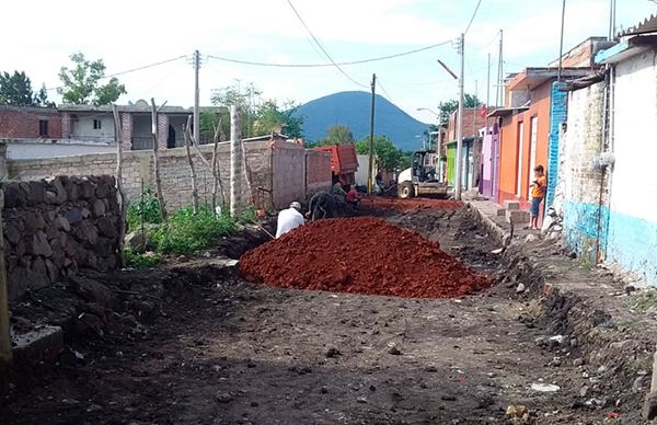 Después de dos años continúa pavimentación de calle en la comunidad de Guándaro