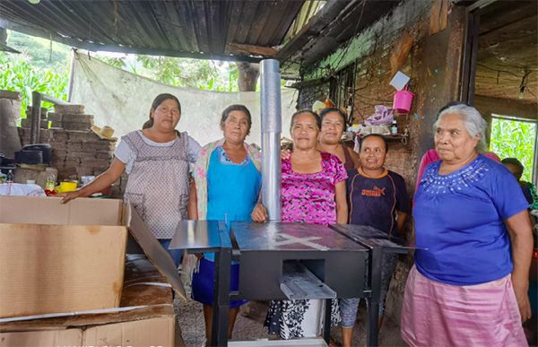 Amas de casa de Petatlán reciben estufas ecológicas