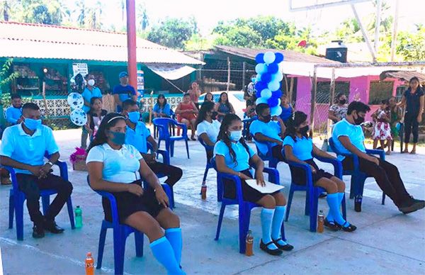 Egresa 1Âª Generación de Telebachillerato creado por Antorcha en Valle del Río