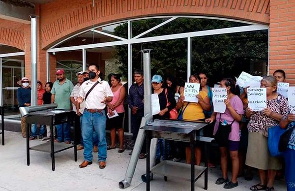 Mujeres antorchistas de La Montaña reciben estufas ecológicas