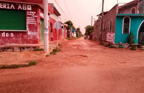 Incrementan baches en calles de Peto, habitantes demandan reparación