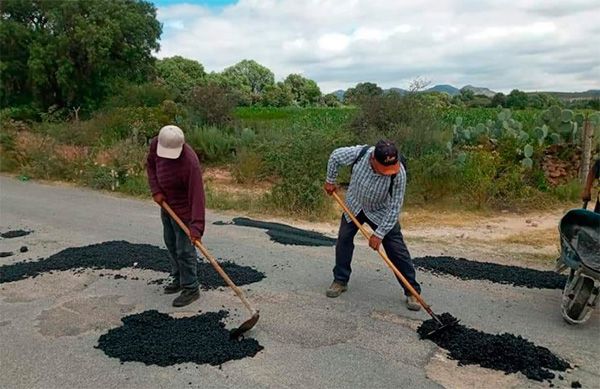 Renuevan con bacheo vialidades de Mexquitic  