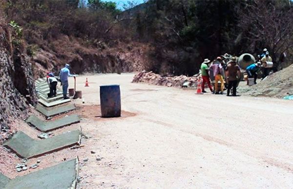 Exigen a CICAEG concluir asfaltado de la carretera a Zoyatepec