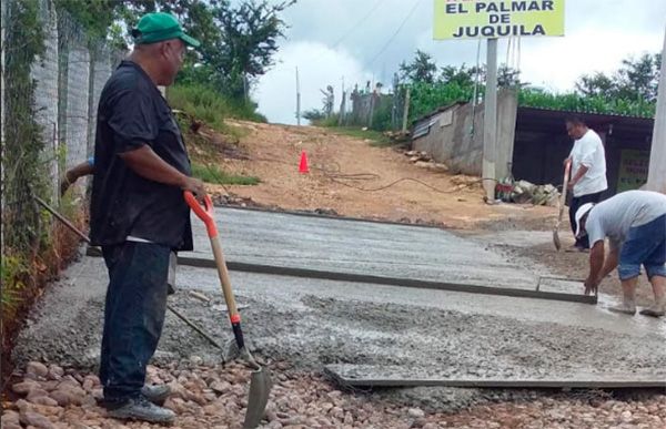 Inicia pavimentación de acceso a la colonia El Palmar de Juquila, en Tlapa