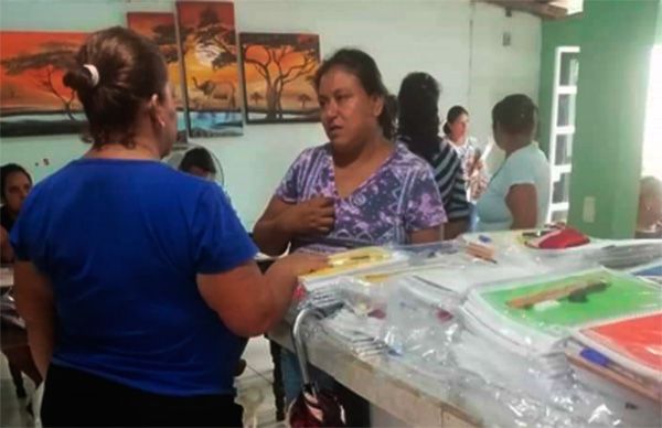 Entrega Antorcha útiles escolares en Unión Juárez