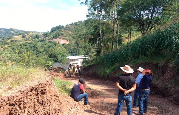 Inicia ayuntamiento pavimentación de acceso al auditorio de Zapotitlán Tablas