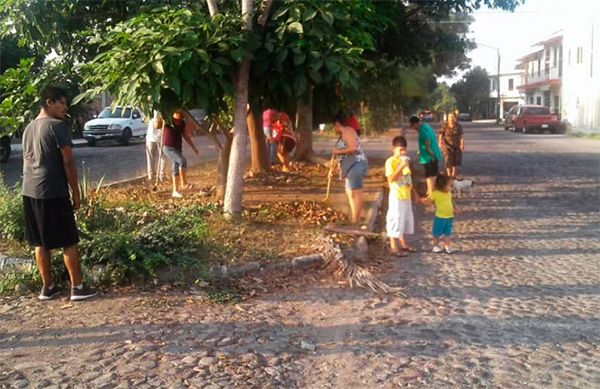 Antorchistas realizan faena sobre avenida principal de su colonia