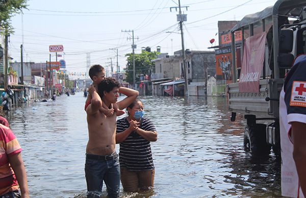 Hundidos en el agua, claman en Tabasco ayuda humanitaria