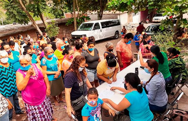 Antorcha entrega apoyos alimentarios en Tecomán