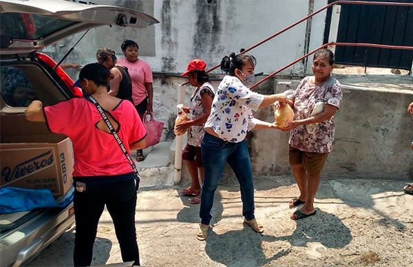 Entregan despensas a colonos de Acapulco