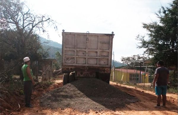 Llega material para pavimentar calle en la comunidad Cajelitos