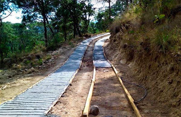 En Sultepec realizan encementado del camino San Miguel Terrero