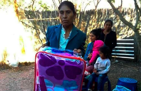 Entrega Antorcha cobertores a familias humildes de Ocuituco, Chilapa