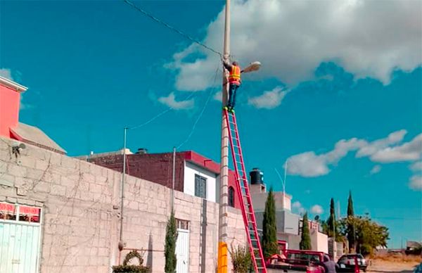 Reparan lámparas en colonias de Ocoyucan