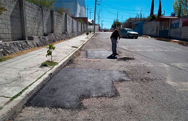 Logran vecinos bacheo para su colonia