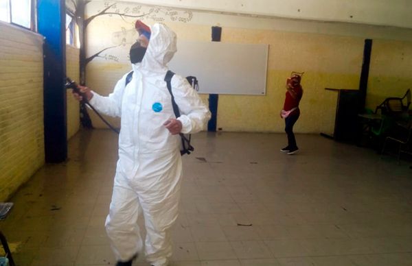 Sanitizan espacios en preparatoria Lázaro Cárdenas de GAM