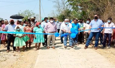 Antorchistas inauguran camino en Palmar-Aquiche