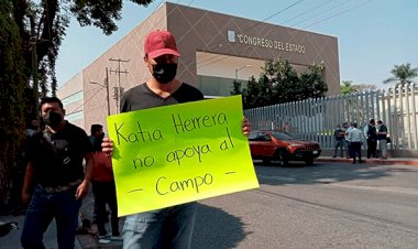 Ignora Pablo Ojeda a manifestantes durante comparecencia en Morelos