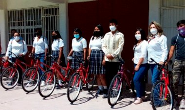 Lleva Antorcha bicicletas a jóvenes de El Fuerte