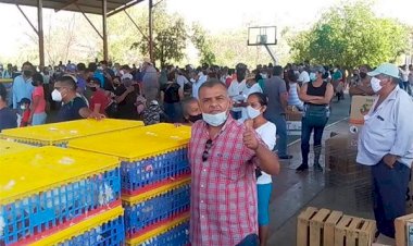 Reciben paquetes de gallinas más 800 familias de Arcelia