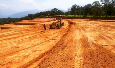 Familias acondicionan terreno para viviendas; buscan disminuir hacinamiento