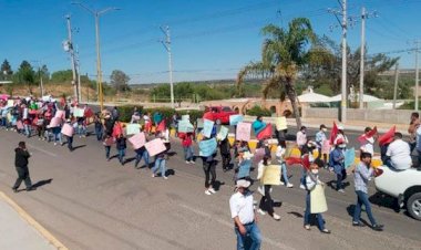 Antorchistas de Asientos marchan contra gobierno morenista